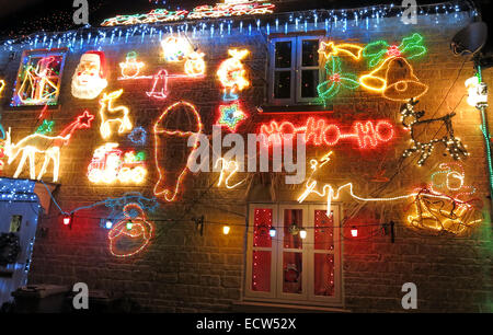 Weihnachtsbeleuchtung wird übertrieben auf einem Haus Stockfoto