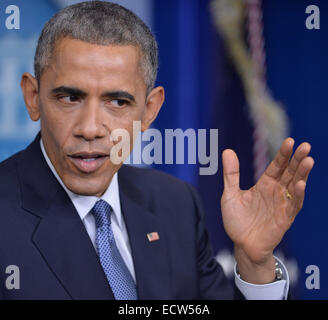 Washington, DC, USA. 19. Dezember 2014. US-Präsident Barack Obama beherbergt der zum Jahresende Pressekonferenz in die Brady-Briefing-Room des weißen Hauses in Washington, D.C., Hauptstadt der USA, 19. Dezember 2014. Bildnachweis: Bao Dandan/Xinhua/Alamy Live-Nachrichten Stockfoto