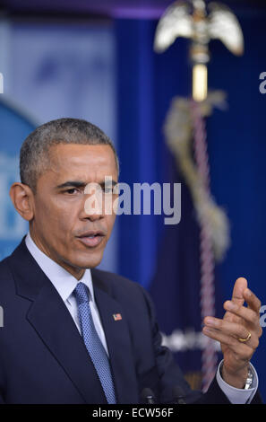 Washington, DC, USA. 19. Dezember 2014. US-Präsident Barack Obama beherbergt der zum Jahresende Pressekonferenz in die Brady-Briefing-Room des weißen Hauses in Washington, D.C., Hauptstadt der USA, 19. Dezember 2014. Bildnachweis: Bao Dandan/Xinhua/Alamy Live-Nachrichten Stockfoto