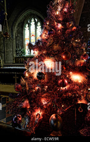 Weihnachtsbaum Dekoration in einem Teil des Kirchenschiffs von St. Marys Church, Brighstone, UK verziert, während des Festivals Christmas Tree Stockfoto