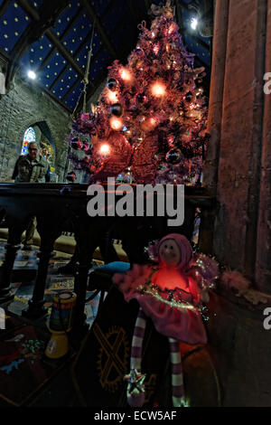 Weihnachtsschmuck in einem Teil des Kirchenschiffs von St. Marys Church, Brighstone, UK verziert, während des Festivals Christmas Tree Stockfoto