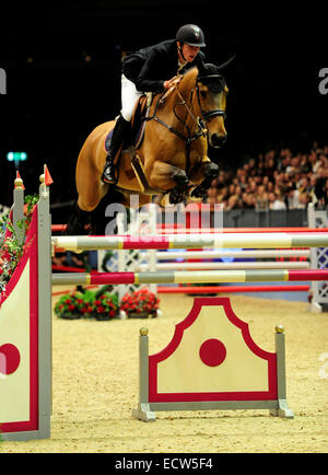 London, UK. 19. Dezember 2014. London Olympia Horse Show. Die Longine Christmas Cracker Jos Verlooy auf Domino belegte den 3. Platz Credit: Action Plus Sport/Alamy Live News Stockfoto