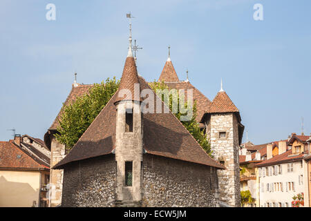 Dach und Turm Windows der Wahrzeichen Palais de l ' Isle Burg, Annecy, Frankreich, einst ein Gefängnis Stockfoto