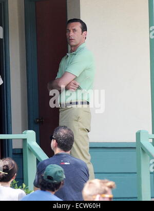 Jon Hamm wird in seinem 60er Charakter Don Draper, als er am Set von der Erfolgsshow "Mad Men" Dreharbeiten in Los Angeles gesichtet wurde.  Mitwirkende: Jon Hamm wo: Los Angeles, California, Vereinigte Staaten von Amerika bei: 16. Juni 2014 Stockfoto