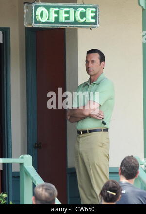 Jon Hamm wird in seinem 60er Charakter Don Draper, als er am Set von der hit-Show Mad Men Dreharbeiten in Los Angeles gesichtet wurde.  Mitwirkende: Jon Hamm wo: Los Angeles, California, Vereinigte Staaten von Amerika bei: 16. Juni 2014 Stockfoto