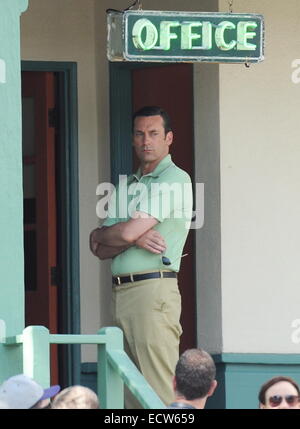 Jon Hamm wird in seinem 60er Charakter Don Draper, als er am Set von der hit-Show Mad Men Dreharbeiten in Los Angeles gesichtet wurde.  Mitwirkende: Jon Hamm wo: Los Angeles, California, Vereinigte Staaten von Amerika bei: 16. Juni 2014 Stockfoto