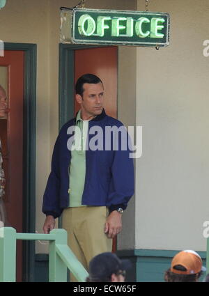 Jon Hamm wird in seinem 60er Charakter Don Draper, als er am Set von der hit-Show Mad Men Dreharbeiten in Los Angeles gesichtet wurde.  Mitwirkende: Jon Hamm wo: Los Angeles, California, Vereinigte Staaten von Amerika bei: 16. Juni 2014 Stockfoto