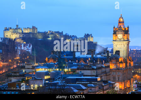 Edinburgh Castle mit Stadtbild von Calton Hill in der Abenddämmerung Scotland UK Stockfoto