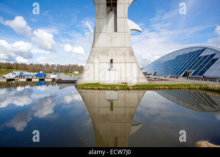 Nahaufnahme der Reflexion von Falkirk Wheel, Schottland, Vereinigtes Königreich Stockfoto