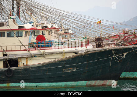 Flotte von kommerziellen Fischerboote Laid-Up auf Cheung Chau Island, Hong Kong. Stockfoto