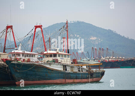 Flotte von Fischtrawlern Laid-Up auf Cheung Chau Island, Hong Kong. Stockfoto