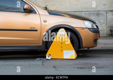 Rad-Spannen auf ein Auto im Stadtzentrum von Oxford. UK Stockfoto