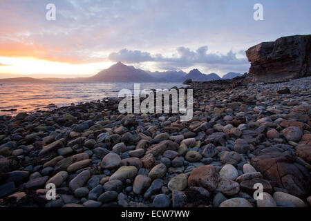 Sonnenuntergang am steinigen Strand Elgol Isle of Skye Highland-Schottland Stockfoto