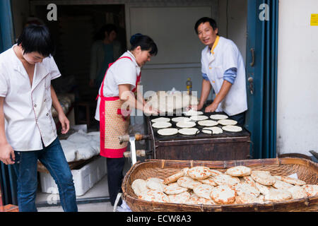 Kleiner Familienbetrieb Verkauf flach Brot in einen Lebensmittelmarkt in Zhengzhou, Henan, China Stockfoto