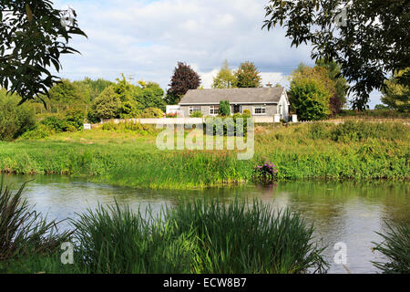 Haus am Ufer des Flusses Suir. Stockfoto