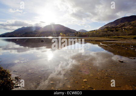 Reflektion der Sonne von Loch Shiel See bei Glenn Finnan Highlands Schottland Stockfoto