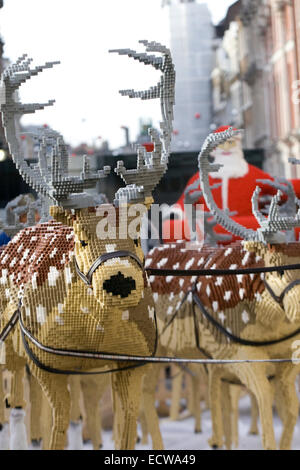 Rentiere und Weihnachtsmann hergestellt aus Lego angezeigt in Covent Garten London England Stockfoto