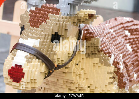 Rudolf angezeigt die rote Nase Rentiere und Weihnachtsmann hergestellt aus Lego in Covent Garten, London England Stockfoto