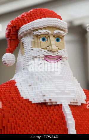 Vater Weihnachten gemacht aus Lego angezeigt in Covent Garten London England Stockfoto