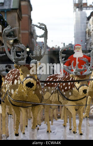 Rentiere und Weihnachtsmann hergestellt aus Lego angezeigt in Covent Garten London England Stockfoto