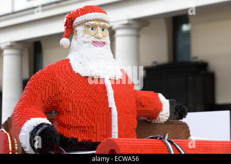 Vater Weihnachten gemacht aus Lego angezeigt in Covent Garten London England Stockfoto