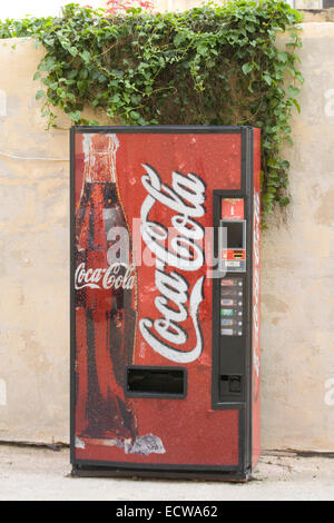 Coca Cola-Automaten auf einer Straße in Malta Stockfoto