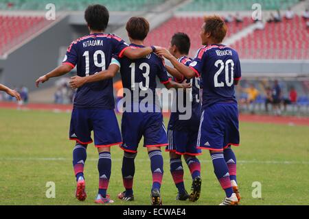 Nay Pyi Taw, Myanmar. 17. Oktober 2014. (L-R) Koya Kitagawa, Takumi Minamino, Shota Kaneko, Yosuke Ideguchi (JPN) Fußball: Koya Kitagawa (L), Takumi Minamino (zweiter von links), Shota Kaneko (zweiter von rechts) und Yosuke Ideguchi (R) von Japan nach ihrem 1. Tor im Quartier AFC U-19-Weltmeisterschaft 2014 feiern-Finale match zwischen Japan 1(4-5) 1 Nordkorea Wunna Theikdi Stadion in Nay Pyi Taw, Myanmar. © AFLO/Alamy Live-Nachrichten Stockfoto