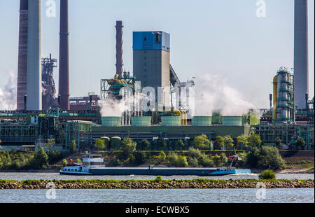 Kokerei Schwelgern in Duisburg, Deutschland, Rhein, Frachtschiff, Stockfoto