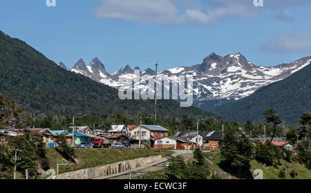 Puerto Williams (auf dem Hintergrund der Zähne von Navarino Gipfel) Navarino Island. Tierra Del Fuego. Chile Stockfoto