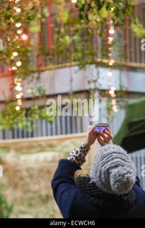 London, UK. 19. Dezember 2014. Weihnachten im Borough Market, London. Besucher, die ein Foto von der hängenden Mistel und Weihnachtsschmuck Credit: Carolyn Jenkins/Alamy Live News Stockfoto