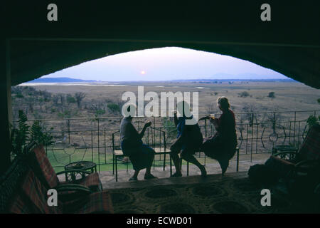 Drei Damen auf Veranda, Sonnenuntergang, Kariba, Simbabwe Stockfoto