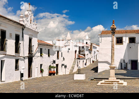 Portugal, Alentejo: Center und mittelalterlichen Pranger im historischen Dorf Monsaraz Stockfoto