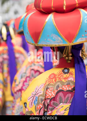 Frauen in traditionellen Ryukyu Tanzkostüm mit Hanagasa Hut. Shuri Schlossfest statt in Okinawa Naha City. Stockfoto