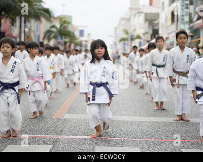 Shuri Schlossfest statt in Okinawa Naha City. Eine Prozession und Karate-Vorführungen entlang Kokusai Dori. Stockfoto