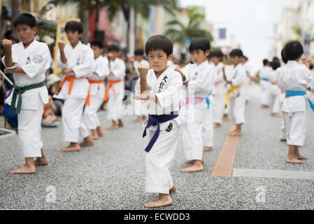 Shuri Schlossfest statt in Okinawa Naha City. Eine Prozession und Karate-Vorführungen entlang Kokusai Dori. Stockfoto