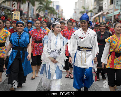 Shuri Schlossfest statt in Okinawa Naha City. Nach unten findet eine Prozession von der Burg und entlang Kokusai Dori statt. Stockfoto