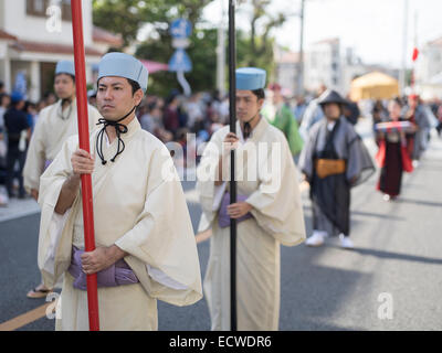 Shuri Schlossfest statt in Okinawa Naha City. Nach unten findet eine Prozession von der Burg und entlang Kokusai Dori statt. Stockfoto