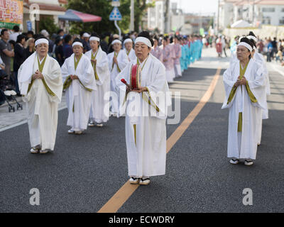 Yuta / Noro / Priesterinnen in Shuri Schlossfest in Okinawa Naha City statt. Stockfoto