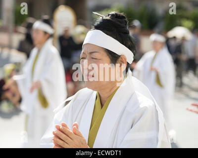 Yuta / Noro / Priesterin in Shuri Schlossfest in Okinawa Naha City statt. Stockfoto