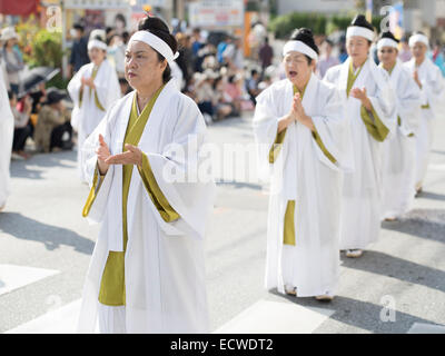 Yuta Priesterinnen in Shuri Schlossfest statt in Okinawa Naha City. Stockfoto