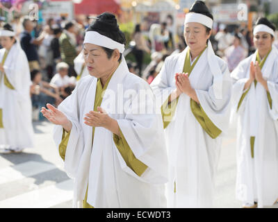 Yuta Priesterinnen in Shuri Schlossfest statt in Okinawa Naha City. Stockfoto