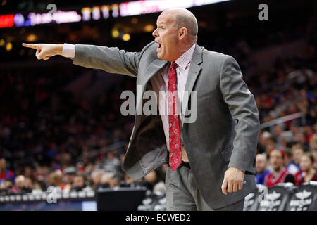 19. Dezember 2014: Charlotte Hornets Cheftrainer Steve Clifford während der NBA-Spiel zwischen den Charlotte Hornets und die Philadelphia 76ers im Wells Fargo Center in Philadelphia, Pennsylvania reagiert. Die Charlotte Hornets gewann 109-91. Stockfoto