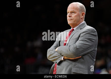 19. Dezember 2014: Charlotte Hornets Cheftrainer Steve Clifford während der NBA-Spiel zwischen den Charlotte Hornets und die Philadelphia 76ers im Wells Fargo Center in Philadelphia, Pennsylvania reagiert. Die Charlotte Hornets gewann 109-91. Stockfoto