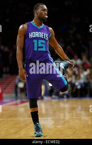 19. Dezember 2014: Charlotte Hornets-Guard Kemba Walker (15) erstreckt sich während der NBA-Spiel zwischen den Charlotte Hornets und die Philadelphia 76ers im Wells Fargo Center in Philadelphia, Pennsylvania. Die Charlotte Hornets gewann 109-91. Stockfoto