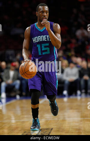 19. Dezember 2014: Charlotte Hornets bewachen Kemba Walker (15) in Aktion während der NBA-Spiel zwischen den Charlotte Hornets und die Philadelphia 76ers im Wells Fargo Center in Philadelphia, Pennsylvania. Die Charlotte Hornets gewann 109-91. Stockfoto