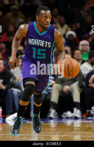 19. Dezember 2014: Charlotte Hornets bewachen Kemba Walker (15) in Aktion während der NBA-Spiel zwischen den Charlotte Hornets und die Philadelphia 76ers im Wells Fargo Center in Philadelphia, Pennsylvania. Die Charlotte Hornets gewann 109-91. Stockfoto