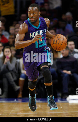 19. Dezember 2014: Charlotte Hornets bewachen Kemba Walker (15) in Aktion während der NBA-Spiel zwischen den Charlotte Hornets und die Philadelphia 76ers im Wells Fargo Center in Philadelphia, Pennsylvania. Die Charlotte Hornets gewann 109-91. Stockfoto