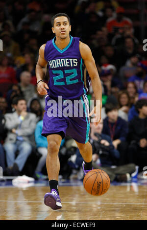 19. Dezember 2014: Charlotte Hornets bewachen Brian Roberts (22) in Aktion während der NBA-Spiel zwischen den Charlotte Hornets und die Philadelphia 76ers im Wells Fargo Center in Philadelphia, Pennsylvania. Die Charlotte Hornets gewann 109-91. Stockfoto