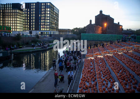 London, UK, 30. Oktober 2014, 3.000 Candle-light-Kürbisse Decke Canalside Schritte kommen und in der Nähe von Kings Cross in London schnitzen Stockfoto