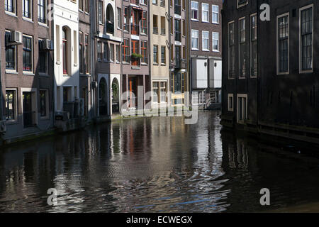 AMSTERDAM, Niederlande - 19. März 2014: Lebende Häuser entlang der Böschung des Kanals im Frühling. Schöne Aussicht auf Amsterdam können Stockfoto